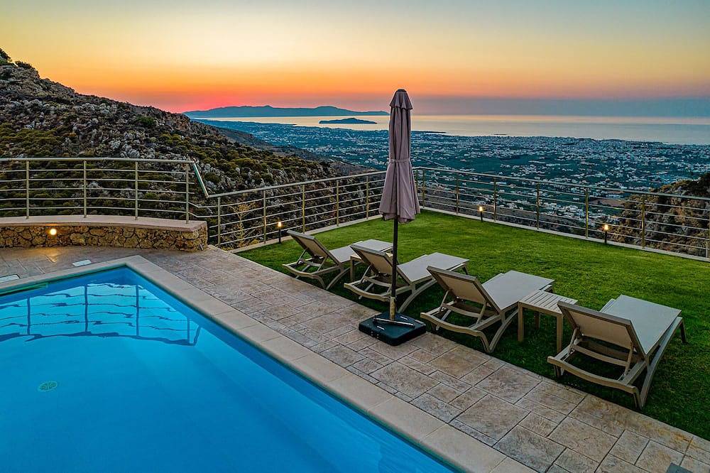 Entire apartment, Apartment Lia with private pool and amazing view! in Chania region