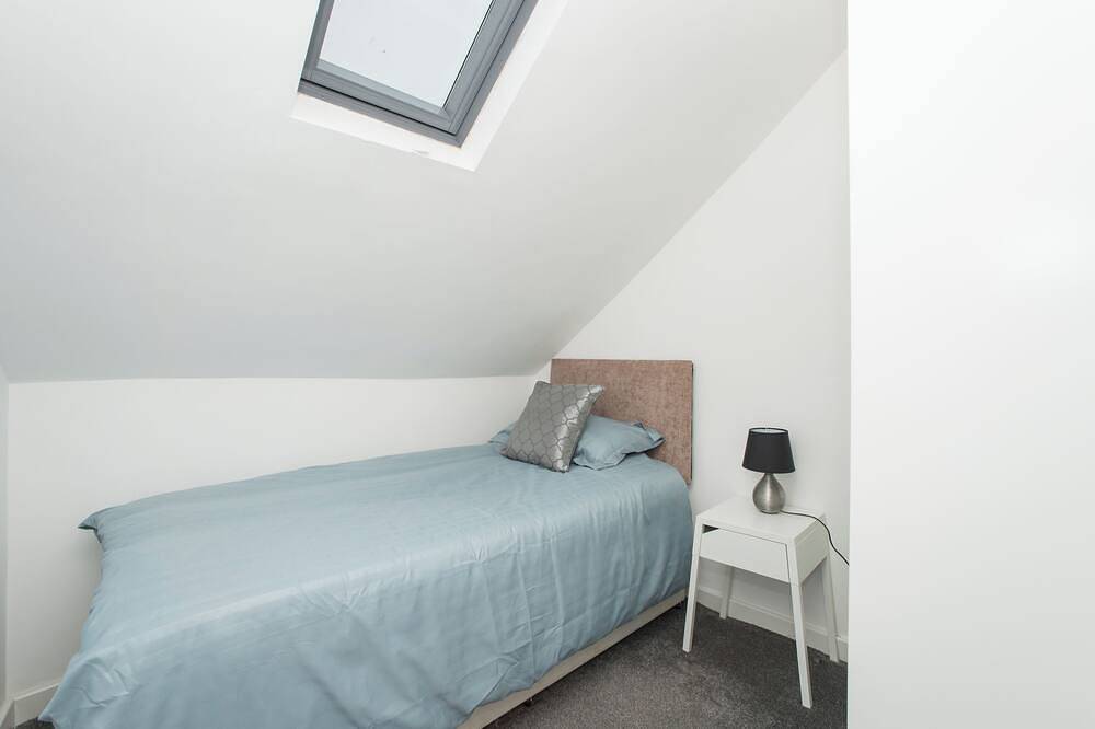 Entire apartment, Stylish 4 bed apartment close to Hospital in Sunderland