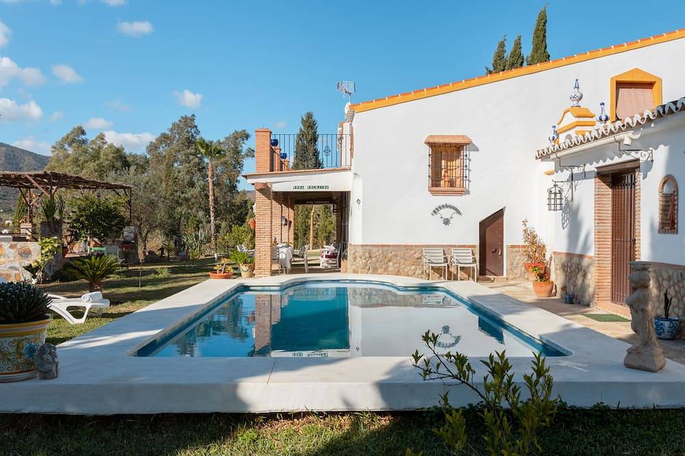 Haus zitiert in einer Umgebung von Vegetation, sehr mit seiner Umgebung verbunden in Álora, Málaga Provinz