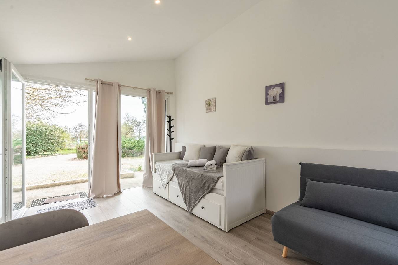 Studio entier, Studio 'Au Petit Chez Nous' avec terrasse privée, jardin privé et Wi-Fi in Cozes, Région de Saintes