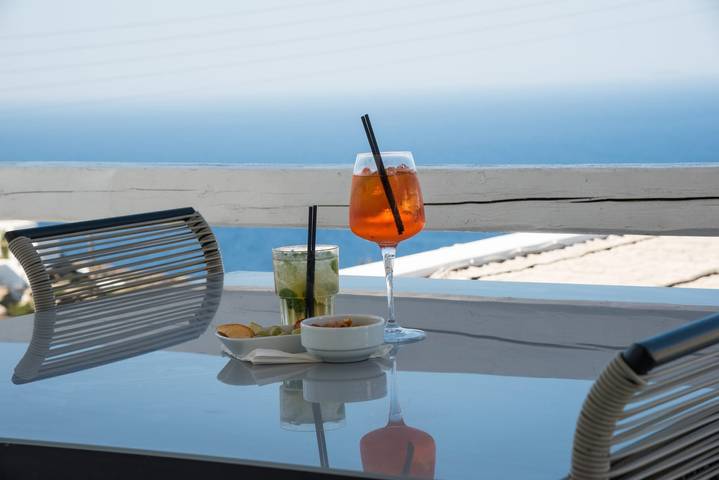 Location de vacances pour 4 personnes, avec vue sur l’océan ainsi que balcon et piscine dans Folégandros - 4