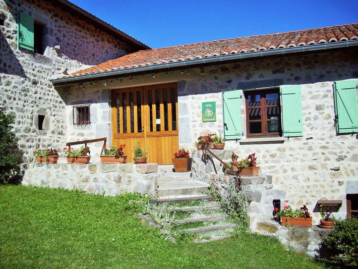 Location de vacances pour 6 personnes, avec terrasse et jardin à Saint-Pal-de-Chalencon