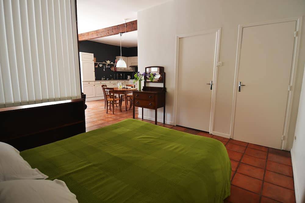 Holiday home for 2 - 45m² - quiet green area - large swimming pool in Souillac, Lot