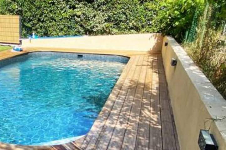 Location de vacances pour 9 personnes, avec Terrasse ainsi que Jardin et Piscine dans Les Milles