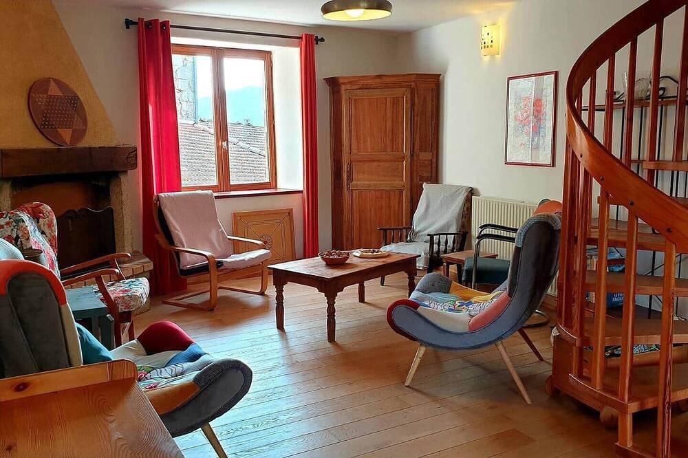 Gîte Charrette Fleurie avec salle activité, 15 p. in Lamastre, Parc naturel régional des Monts d'Ardèche