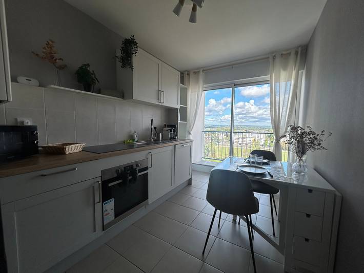 Entire apartment, Bright 3-Bedroom Apartment with Balconies, Open Views, and Wi-Fi in Vannes, Côte des Mégalithes