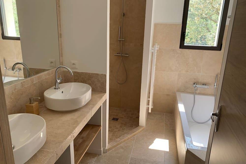 Jolie maison récente avec jardin clos et piscine privée 6 personnes in Gémenos, Côte méditerranéenne (France)