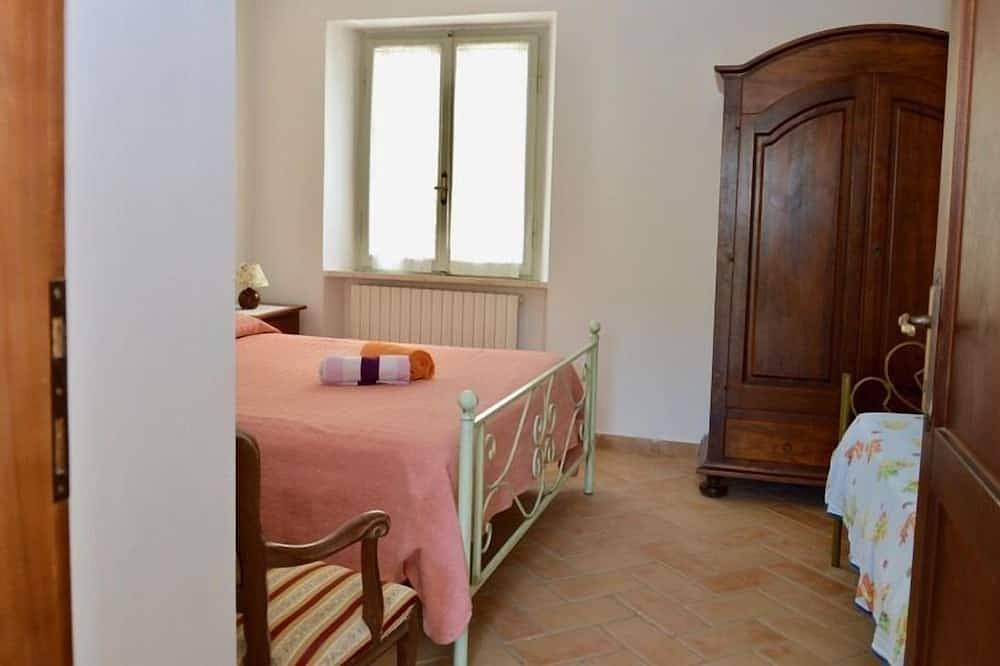 Villa San Martino, two houses sharing a fenced pool, San Martino private villa in Lisciano Niccone, Valtiberina