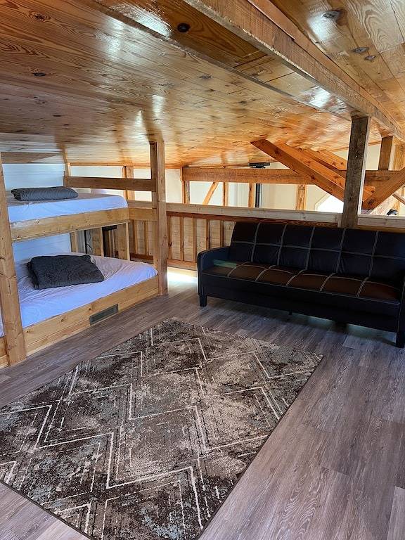 Log cabin for 15 people, with balcony and yard in Lake Cumberland
