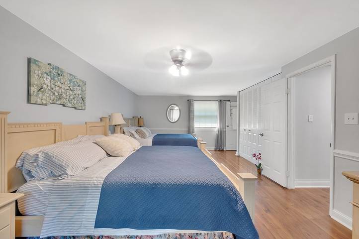 Vacation home for 12 people, with yard and terrace, with pets in Charlotte