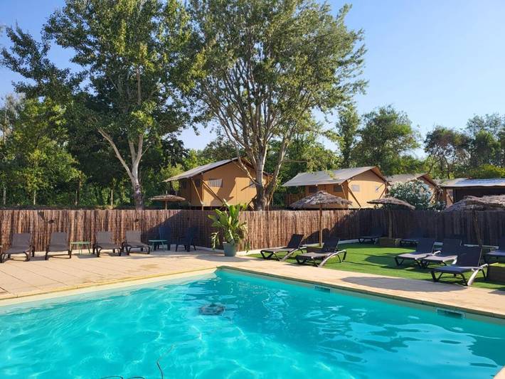 Camping pour 2 personnes, avec Terrasse et Jardin ainsi que Piscine et Vue près du Canal du Midi