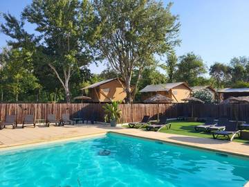 Camping pour 2 personnes, avec piscine ainsi que jardin et vue près du Canal du Midi