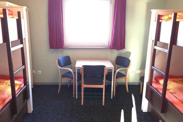 Bungalow für 6 Personen, mit Terrasse und Garten in Altenkirchen - 4