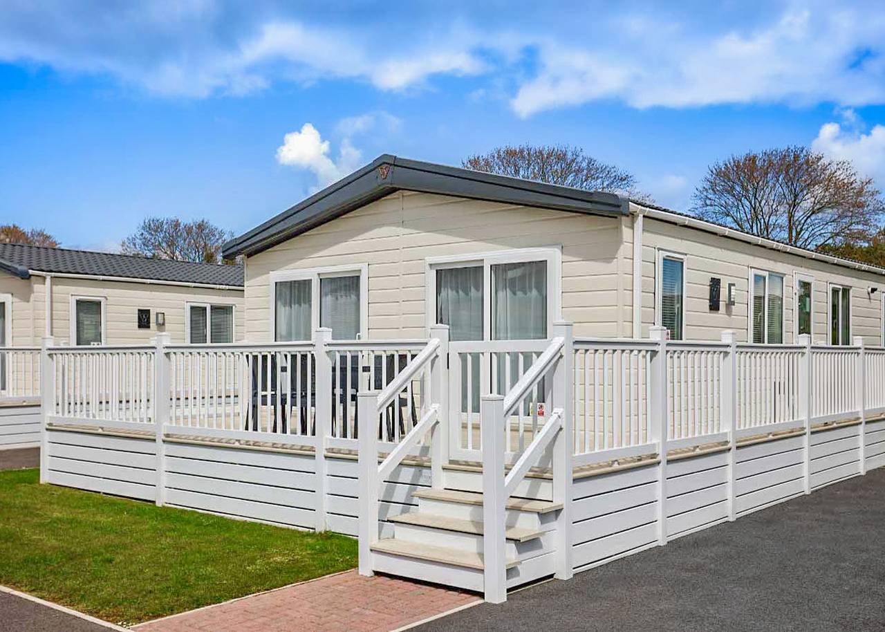 Deluxe 4 Lodge, slps 8, parking, ensuite & decking in Great Yarmouth, The Broads