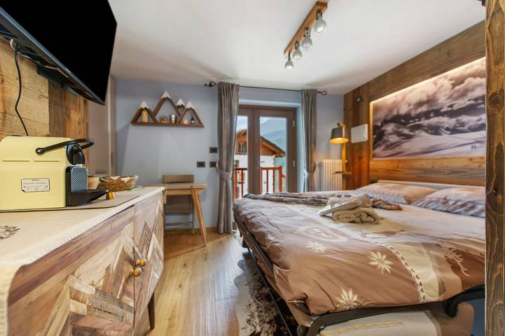 Studio 'La Chambre D'Emilie - Romantic Room' with Lake View, Shared Terrace and Wi-Fi in Breuil-Cervinia, Valtournenche