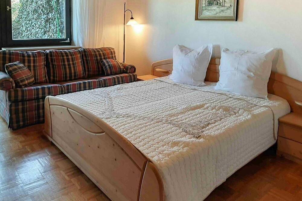 Ganze Wohnung, Gemütliche Ferienwohnung mit Garten und Terrasse im ruhigen Wohngebiet in Ruhstorf an der Rott, Ostbayern