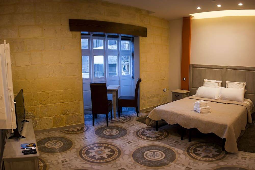 \"Superior Double Bedroom with Street View\" @ Casa Azzopardi in Rabat (Malta), Malta Island
