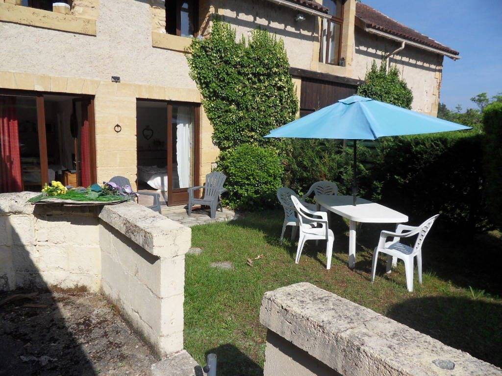 Dispo 65E Plain-pied 2 chambres Bord rivière Lascaux-Sarlat in Saint-Léon-sur-Vézère, Périgord Noir