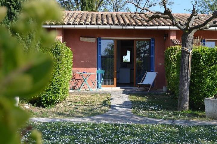 Gîte pour 3 personnes, avec Terrasse ainsi que Jardin et Piscine à Saint-Dézéry - 3