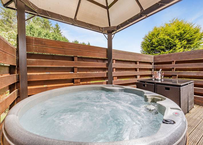 Buxton Lodge with hot tub in Staffordshire