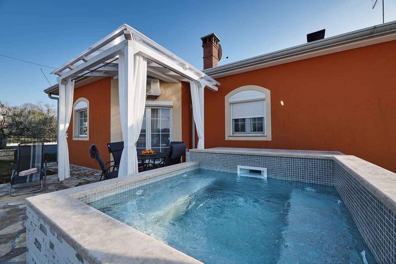 Ferienhaus mit Klimaanlage, Terrasse und Whirlpool  in Zambratija, Umag und Umgebung