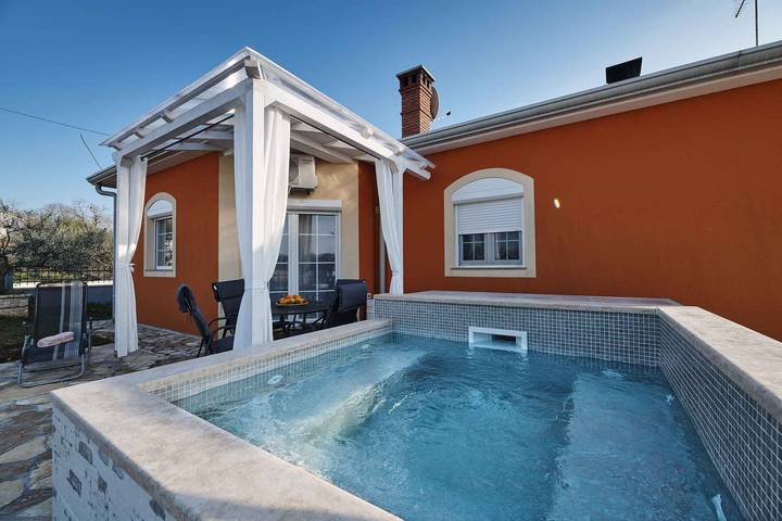 Casa de vacaciones con aire acondicionado, terraza y jacuzzi in Zambratija, Region de Umag