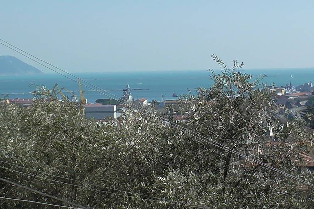 Entire apartment, Apartment between lemon and olive trees with sea view Citra code in La Spezia (City), La Spezia
