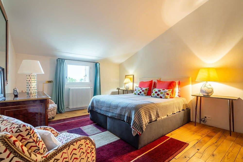 Luberon – An exceptional property enjoying a view - Sleeps 12 in Vaugines, Parc naturel régional du Luberon