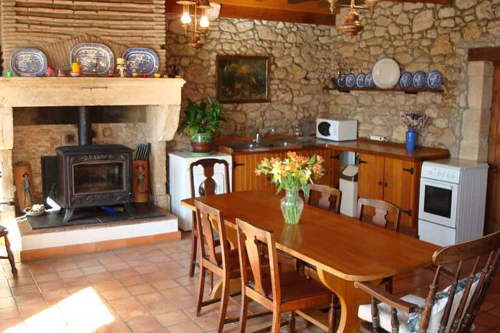 Gîte pour 4 personnes, avec piscine ainsi que balcon et jardin à Barie