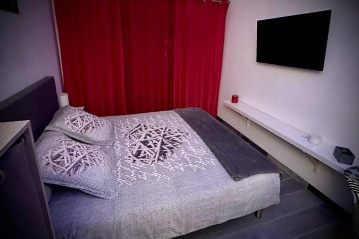 Gîte pour 2 personnes, avec piscine ainsi que vue et jardin à Vitrolles - 4