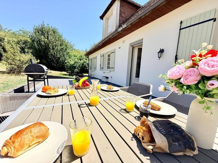 Location de vacances pour 12 personnes, avec Balcon et Terrasse ainsi que Jardin et Vue à Saint-Pierre-de-Varennes