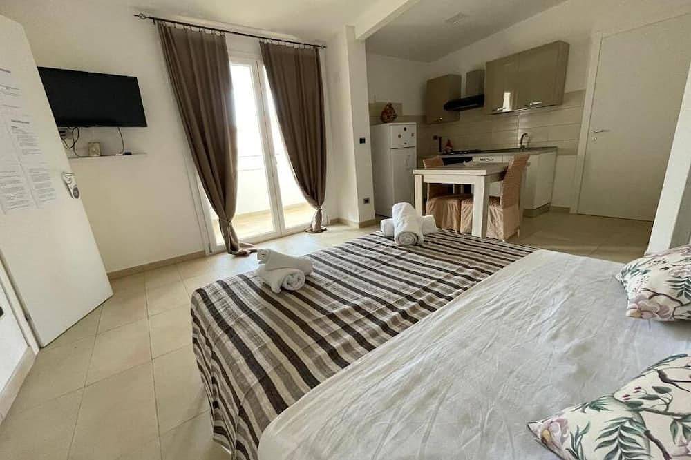 Apartamento entero, -Dimartino Home-Double Room with Balcony (2 Adults + 1 Child) in Pachino, Provincia de Siracusa
