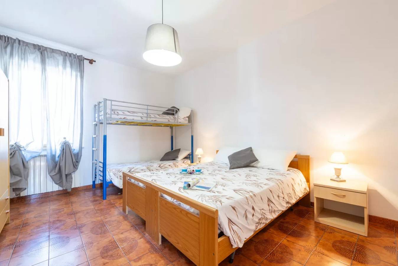 Geheel appartement, Large seaside apartment with patio in Lu Bagnu, Castelsardo