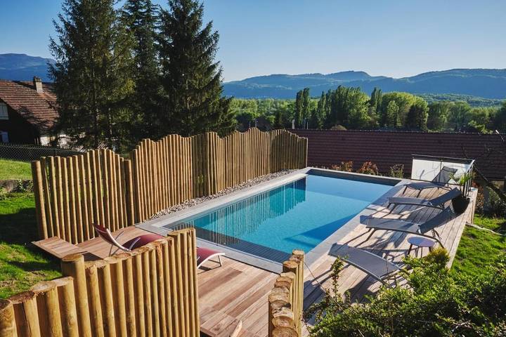 Gîte pour 2 personnes, avec jardin ainsi que vue et piscine à Chindrieux