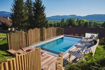 Gîte pour 2 personnes, avec jardin ainsi que vue et piscine à Chindrieux