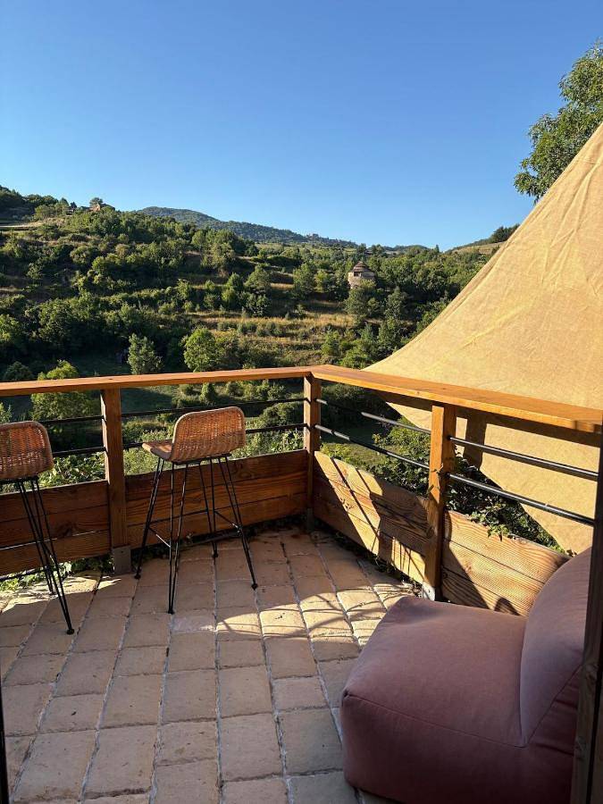 Location de vacances pour 4 personnes, avec Balcon ainsi que Terrasse et Vue à Montjaux