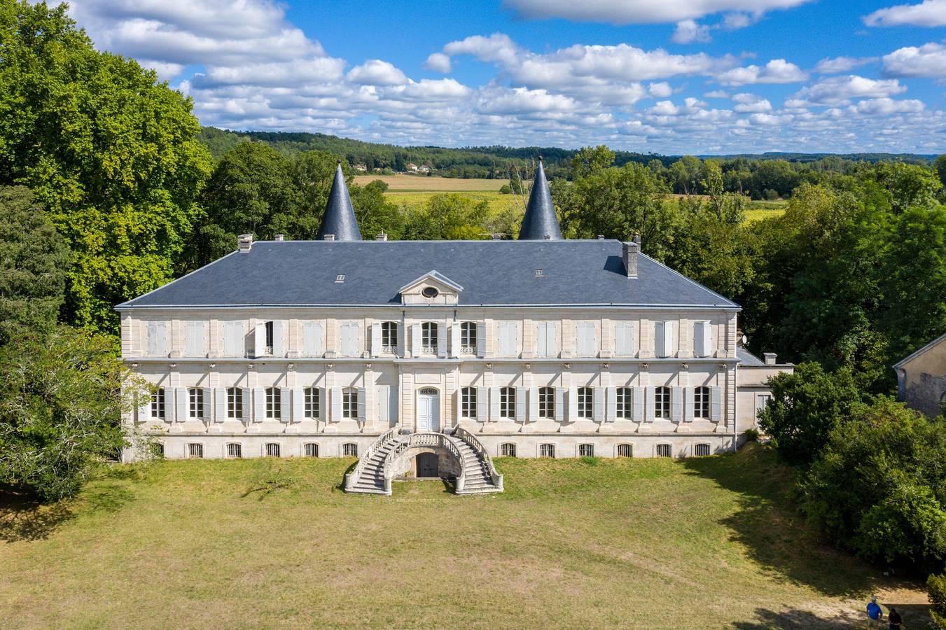 L'Aile Est – Élégance historique et confort moderne au Château de Mayac avec piscine partagée in Mayac, Périgord Blanc