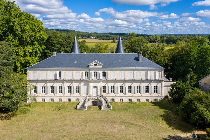 L'Ala Est – Eleganza storica e comfort moderno al Castello di Mayac con piscina condivisa in Mayac, Périgord Blanc