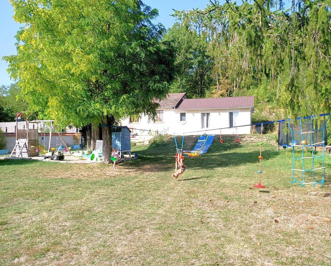 Grande maison familiale avec jardin et véranda in Lucy-sur-Cure, Région d'Auxerre