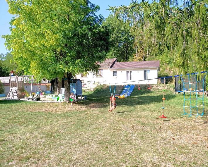 Location de vacances pour 10 personnes, avec terrasse, animaux acceptés à Lucy-sur-Cure