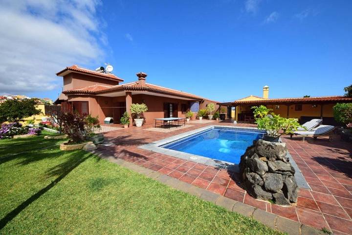 Casa de vacaciones para 10 personas, con vistas además de piscina y jardín en Puerto de la Cruz