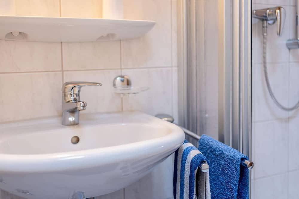 \"Enzian\" - Ferienwohnung/Wohn-Schlafraum/Dusche,Wc - Braun, Landhaus in Mittenwald, Bayerische Alpen