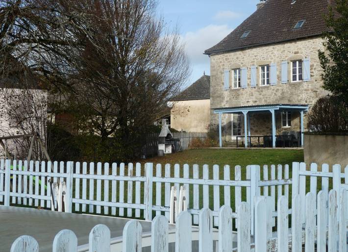 Gîte pour 14 personnes, avec Terrasse ainsi que Jardin et Piscine dans Lamativie