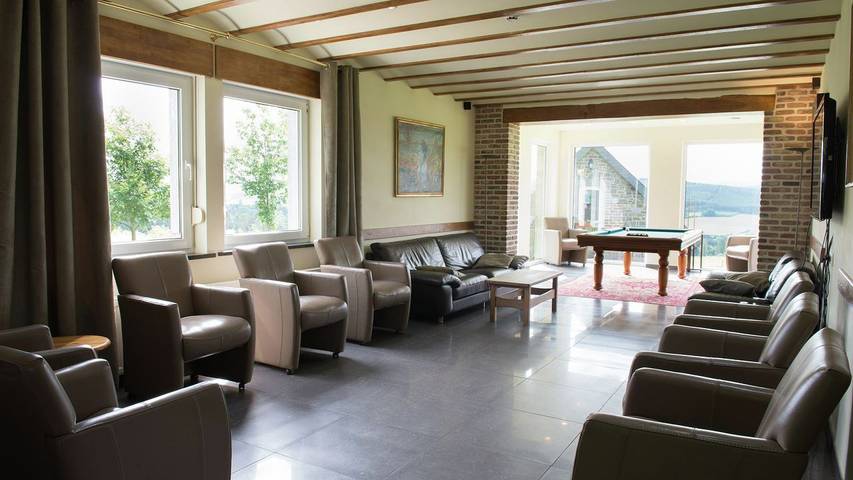 Vakantiehuis voor 21 personen, with sauna and tuin as well as zwembad in Stoumont