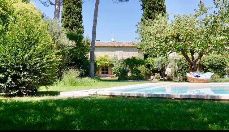 Location de vacances pour 6 personnes, avec piscine ainsi que vue et jardin à Marsillargues - 4