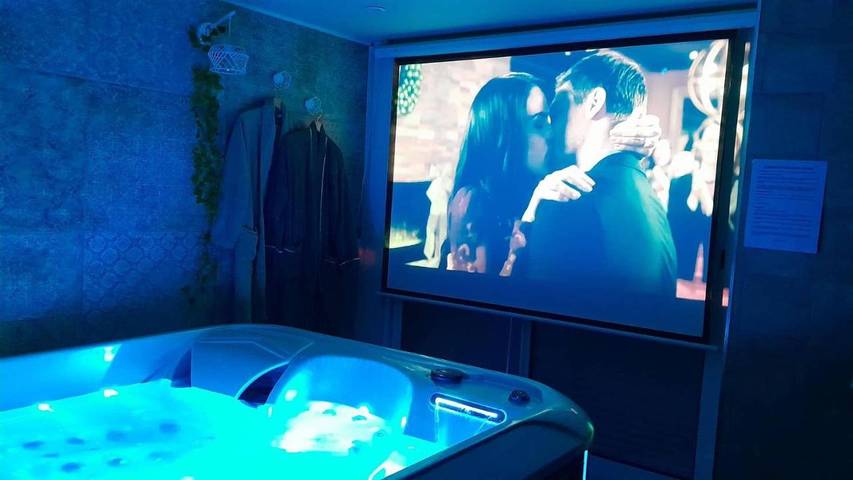 Gîte pour 2 personnes, avec jacuzzi et terrasse ainsi que jardin et sauna à Aulnoy-lez-Valenciennes