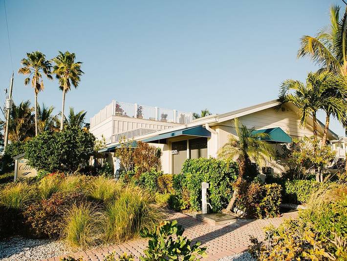 Vacation rental for 6 people, with balcony and hot tub as well as yard and pool in Bradenton Beach