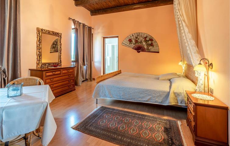 Elegante appartamento di 300 mq - piscina, garage e WiFi in Lequio Tanaro, Provincia di Cuneo