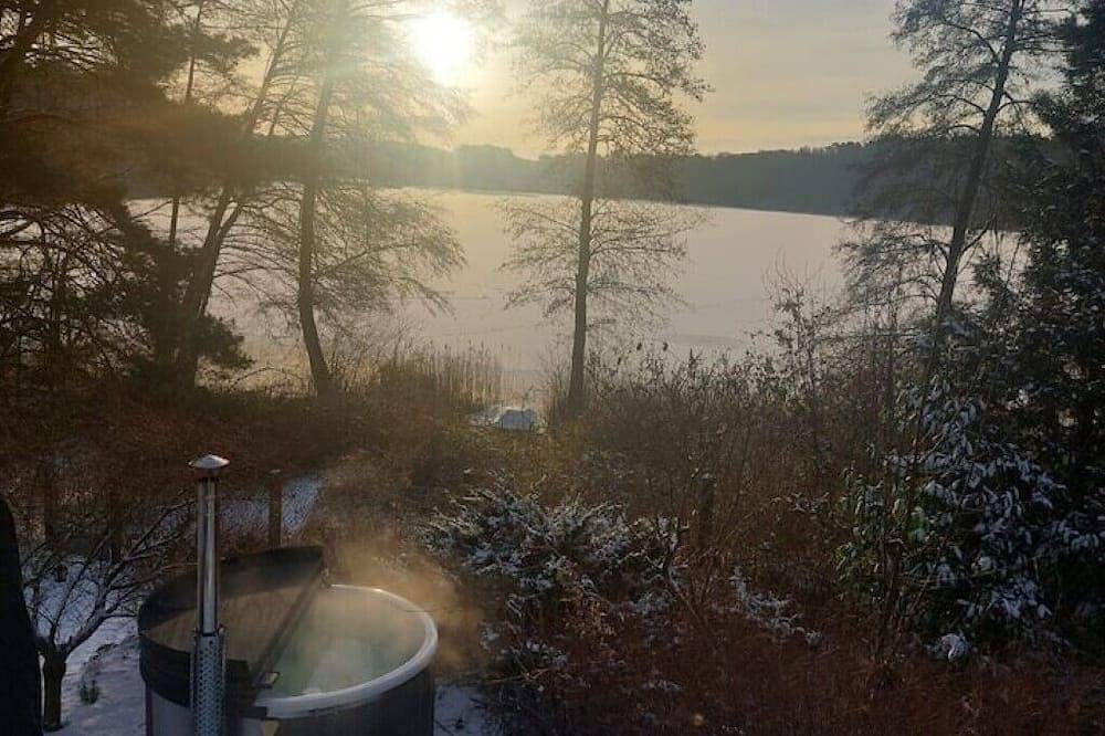 Ganze Wohnung, Ruhiges Ferienhaus am See und Wirlpool in Chossewitz, Friedland