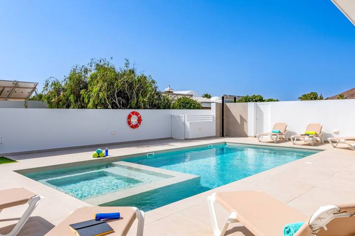 Ferienvilla 'Villa Esmerad' mit Bergblick, WLAN und Klimaanlage in Playa Blanca, Yaiza